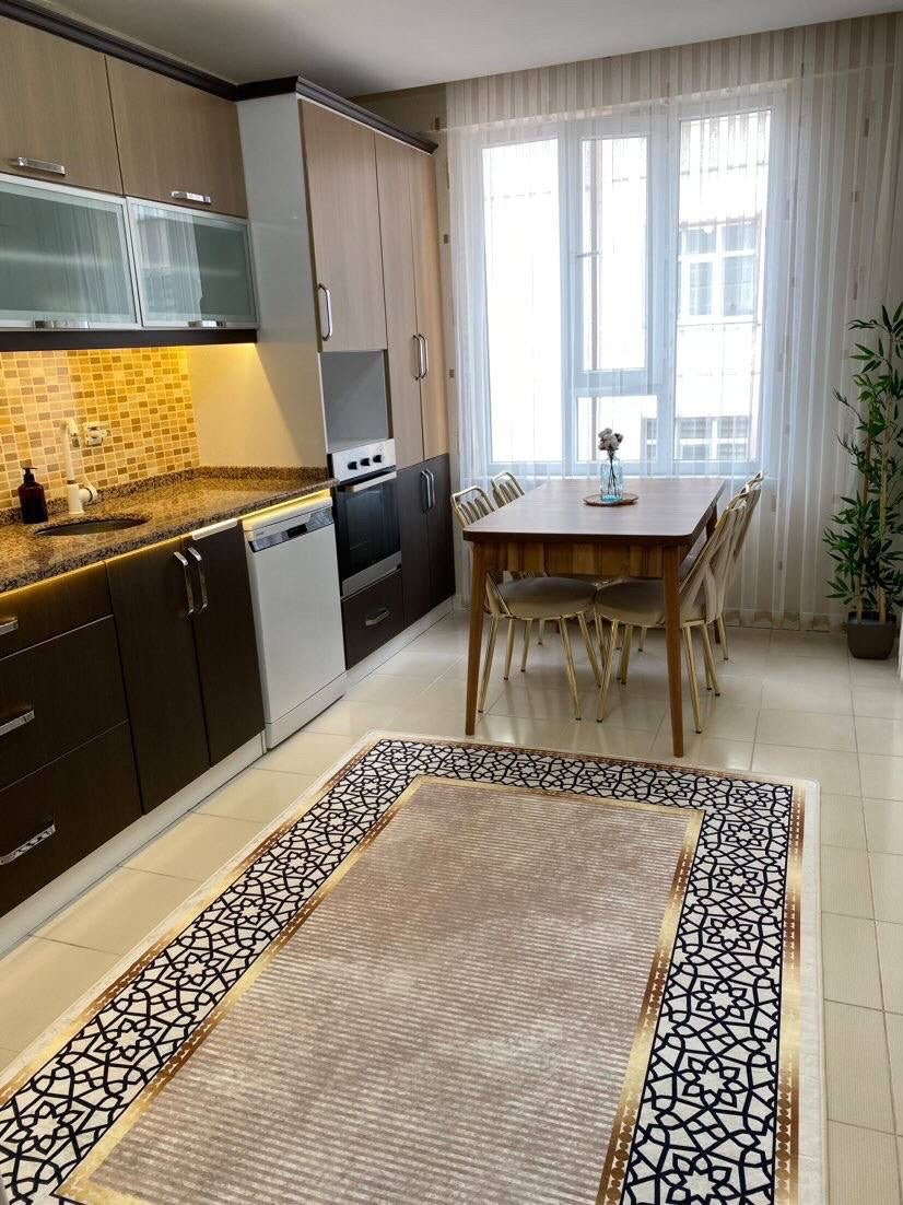 FLOWY GOLD - Kaymaz Deri Taban Makinede Yıkanabilir Salon Oturma Odası Mutfak Halısı